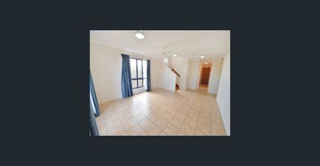 CENTRALLY LOCATED TOWNHOUSE - Photo 3