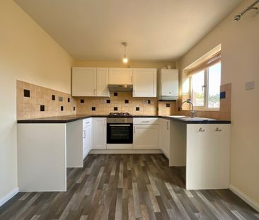 2 bedroom Semi-Detached House to let - Photo 5