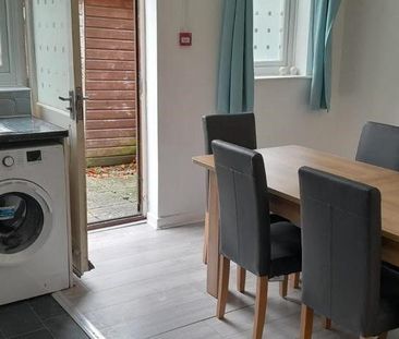 4 bedroom semi-detached house to rent - Photo 2