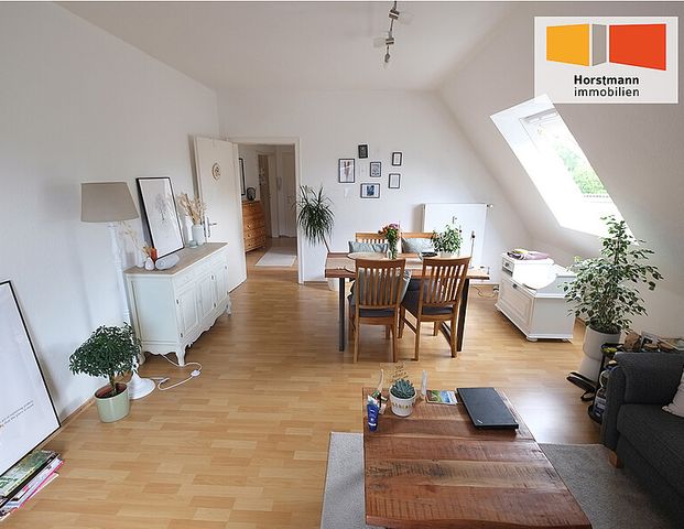 Dachgeschoßwohnung im Herzen von Schloß Holte - Photo 1