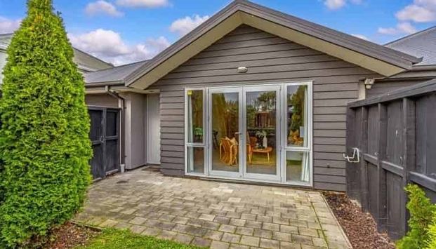 Modern Edgeware Haven - Photo 1