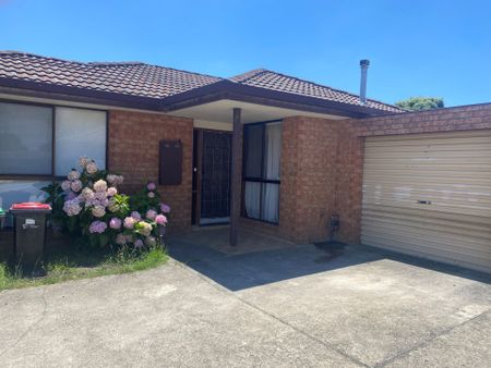 Cozy 2-Bedroom Gem Just Steps from Dandenong Market - Photo 4