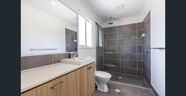 Street front Townhouse in boutique complex - Photo 1