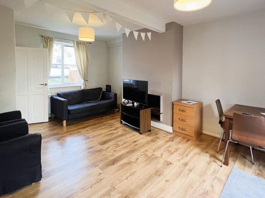 4 bedroom semi-detached house to rent - Photo 1