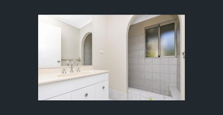 Spacious, Pool & Great Location - Get in Quick! - Photo 5