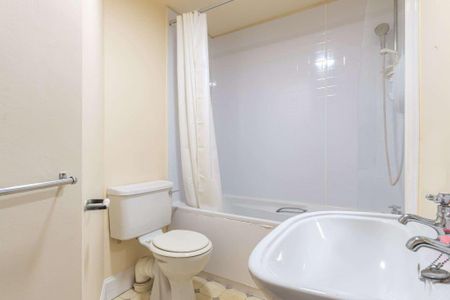 3 bedroom flat to rent - Photo 2