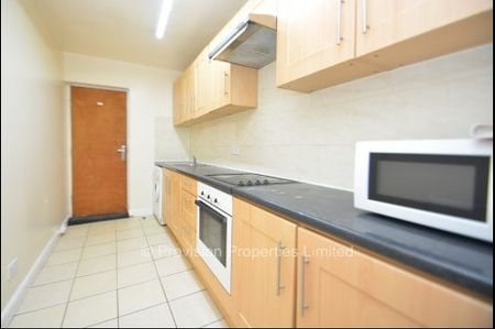 3 Bedroom Flats in Leeds - Photo 2