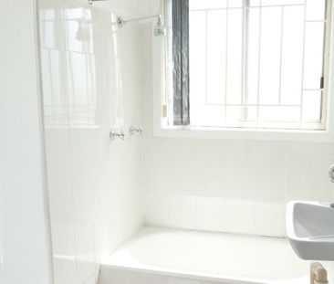 Spacious one bedroom studio with water included in rent! - Photo 5