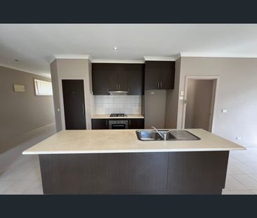 2/50 Jamieson Street, St Albans, Vic 3021 - Photo 3