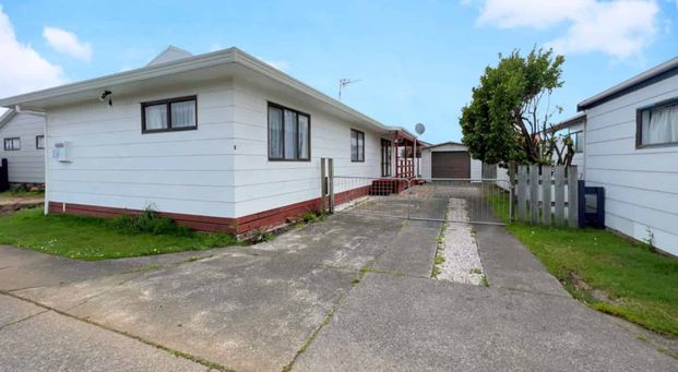 Nawton's Family Home - Photo 1