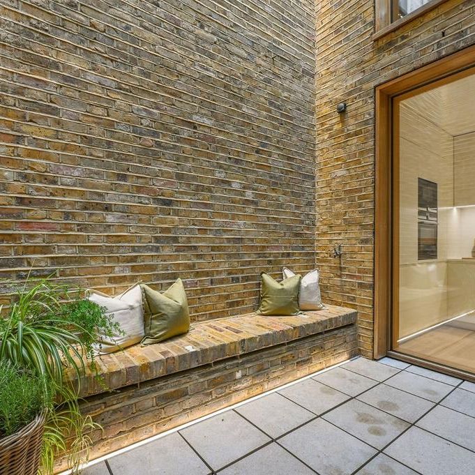 3 bedroom mews to rent - Photo 1