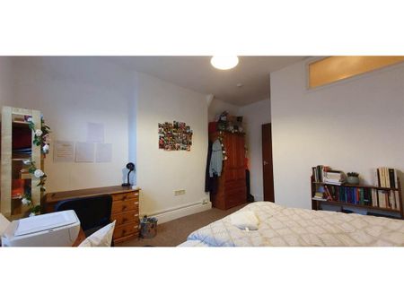 3 bedroom flat to rent - Photo 4