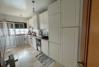 Apartamento T2 em empreendimento com piscina na Praia da Barra.