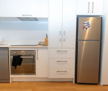 Looking for a warm, stylish apartment just steps from campus? - Photo 6