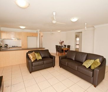 MODERN FAMILY HOME IN EDMONTON - Photo 4