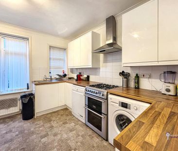 4 bedroom flat to rent - Photo 6