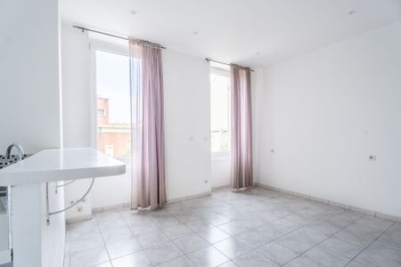 Appartement 3 pièces 69m2 MARSEILLE 3EME 880 euros - Photo 4