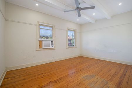 Oversized 2 Bedroom Apartment - Photo 4