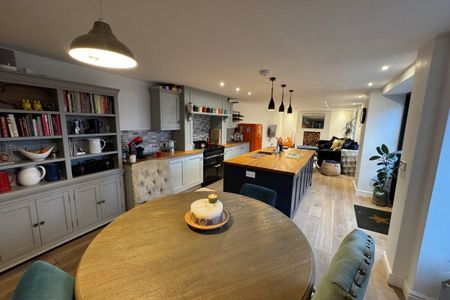 Globe Street - Photo 2