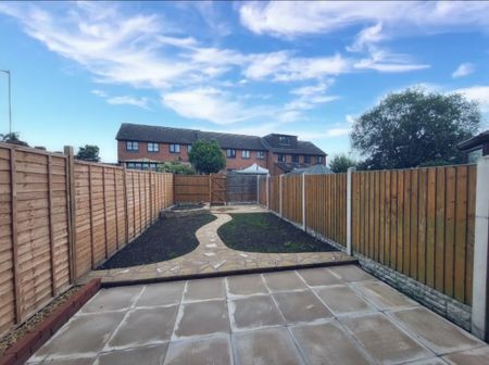 2 bedroom mid terrace to let - Photo 3