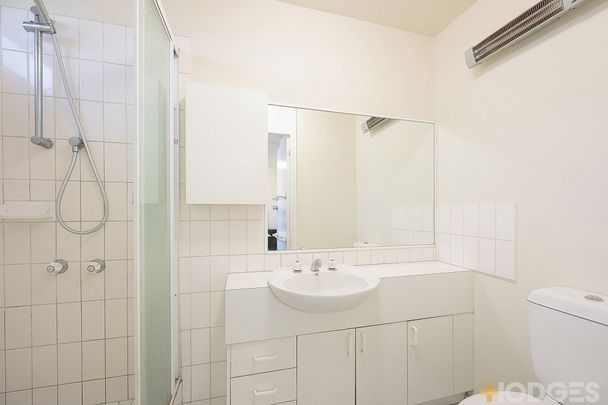 Sun filled 2 bedroom 2 bathroom penthouse apartment with city views and rooftop terrace! - Photo 1