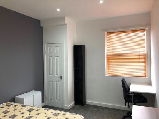 Room in a Shared House, Sackville Street, LS7 - Photo 1