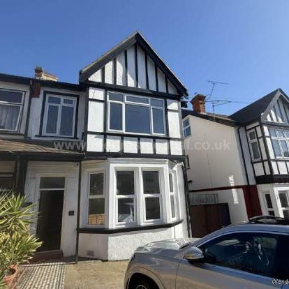 6 bedroom property to rent in Westcliff On Sea - Photo 1