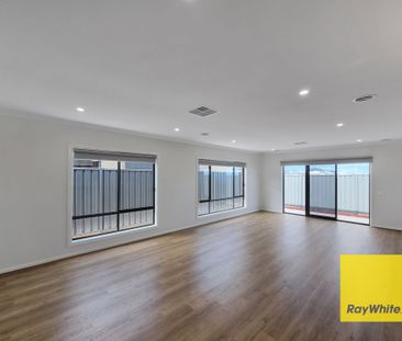 Breathtaking 4-Bedroom Family Residence! - Photo 4