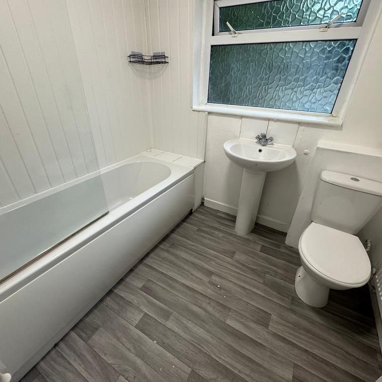 2 bedroom end of terrace house to rent - Photo 1