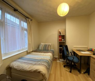 5 bedroom semi-detached house to rent - Photo 5