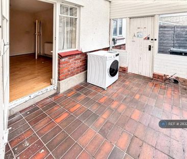 4 bedroom semi-detached house to rent - Photo 5