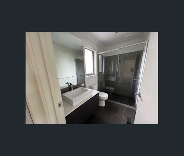 Low-maintenance designer living! - Photo 1