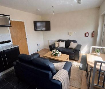 3 bedroom flat to rent - Photo 2