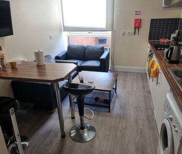 Room in a Shared Flat, Daisybank Villas, M14 - Photo 3
