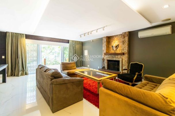 Casa com 3 quartos e 380m² para alugar em Três Figueiras, Porto Alegre. - Photo 1