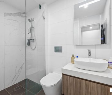 Chic, Convenient Living - Photo 6
