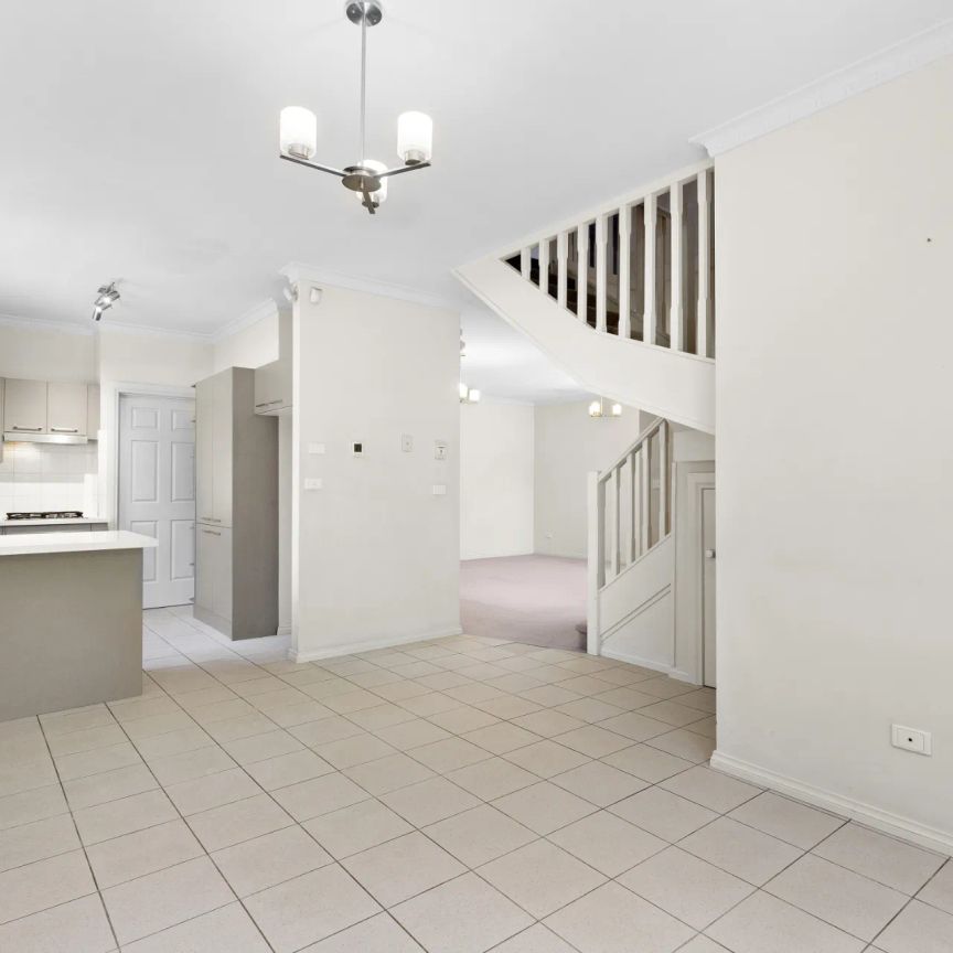 Neat 3-Bedroom Townhouse in a Prime Elsternwick Location - Photo 1
