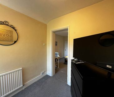 Room 2: 15 Sycamore Road, Guildford, GU1 1HJ - Photo 1