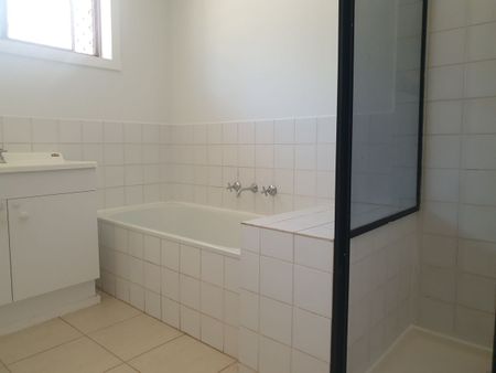 Spacious Family Haven - Comfort, Style & Fun Await! - Photo 5