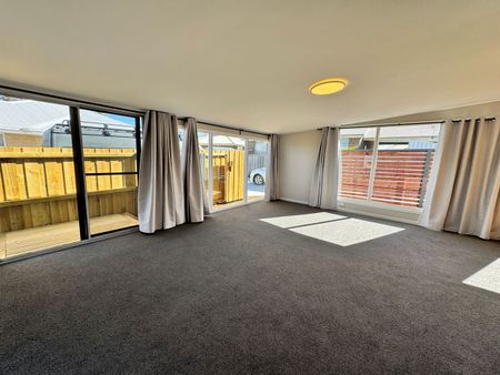 Sunny & Spacious Living in a Convenient Location - Photo 2