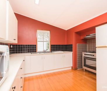 Three bedroom home in convenient location! - Photo 6