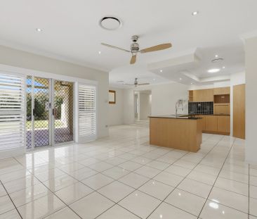 THIS HOME HAS IT ALL - POOL, SHED & MULTIPLE LIVING AREAS - Photo 3