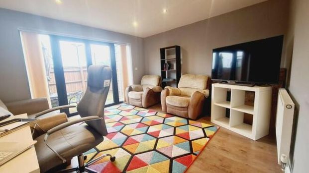 6-10 Whippendell Road - Photo 1