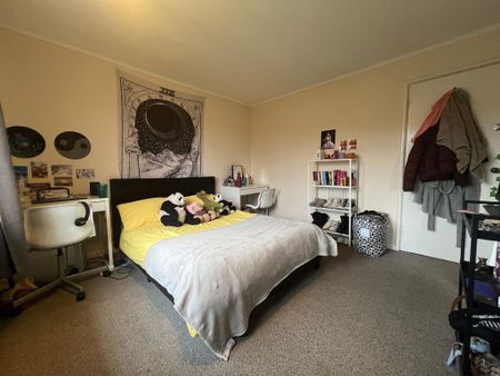 4 bedroom semi-detached house to rent - Photo 2