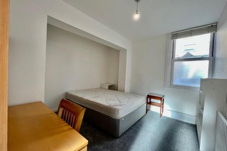 3 bedroom apartment to rent - Photo 4