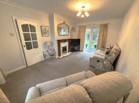 1 bedroom in a house share to rent - Photo 2