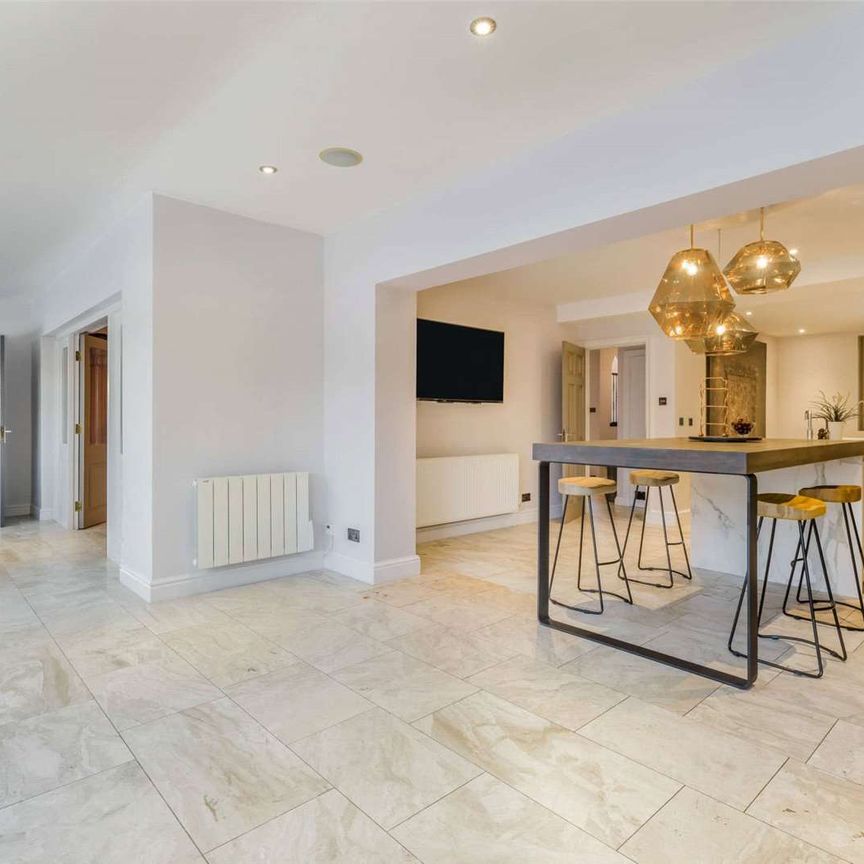 Superb Luxury home with indoor pool, outdoor kitchen and wraparound garden, beautifully furnished and well located, backing onto Mere Golf Course between Knutsford and Hale - Photo 1