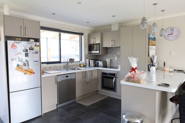 Country Living Made Easy – Sunny Home with Great Outdoor Space - Photo 1