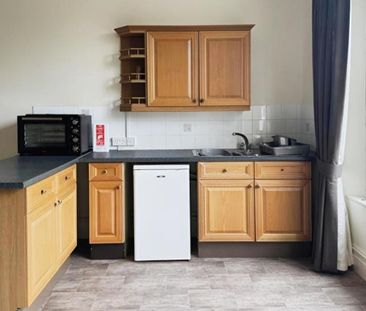 Studio apartment in Redland, offered furnished and available now! C... - Photo 3