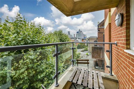 Bright 2 bedroom, 2 bathroom apartment with balcony, located in a small development in the heart of Westminster. - Photo 3